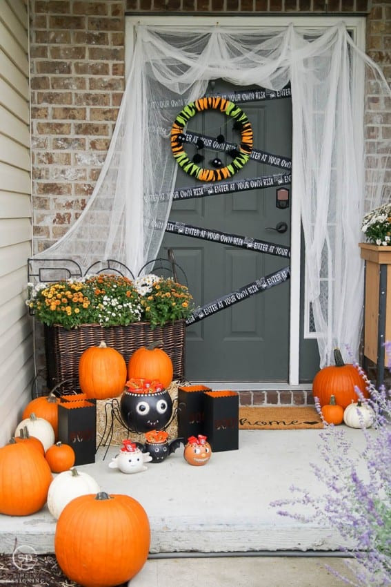 Outdoor Halloween Props
 Easy Outdoor Halloween Decorations for your Porch