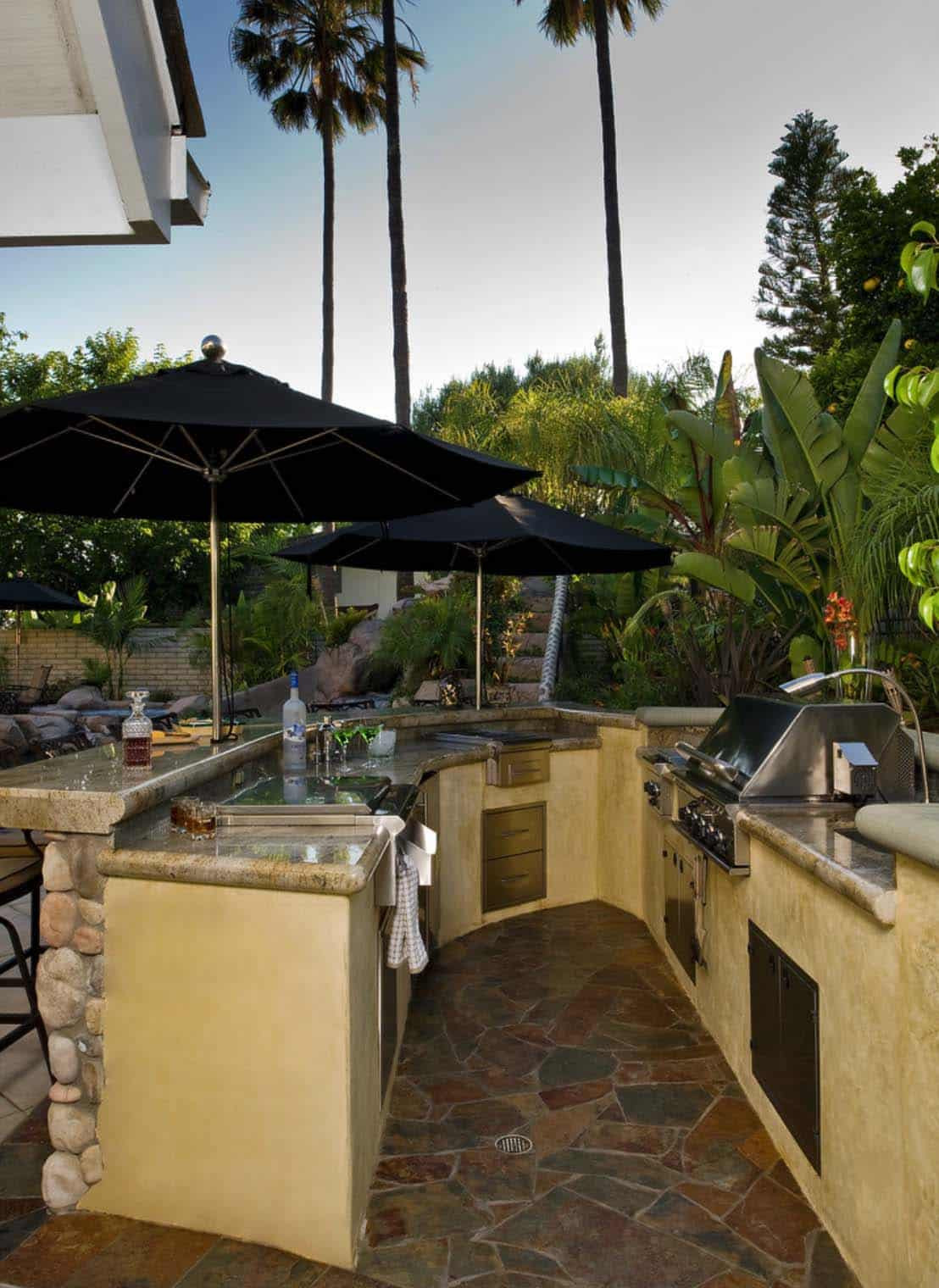 Outdoor Kitchen Bar
 20 Spectacular outdoor kitchens with bars for entertaining