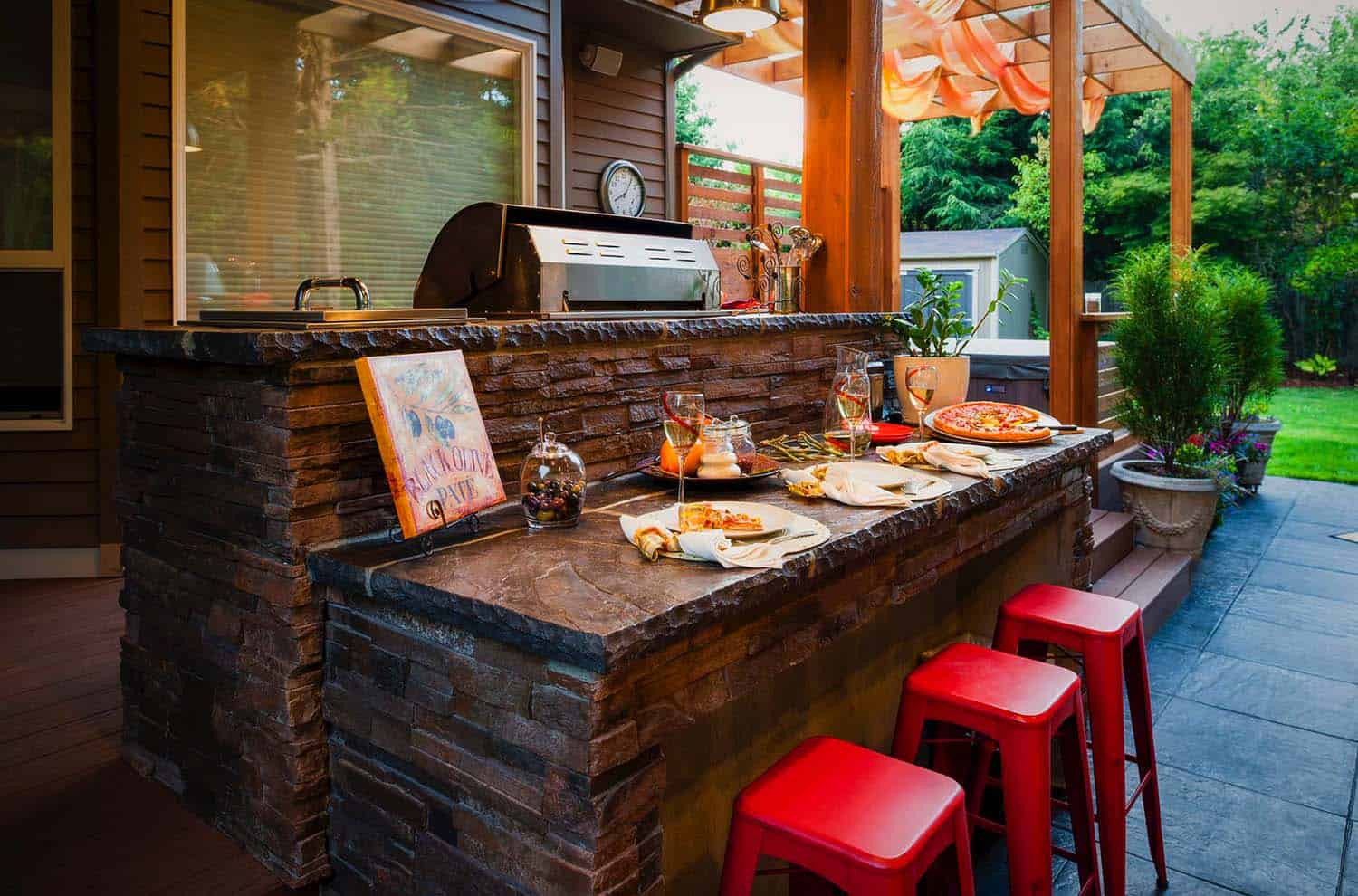 Outdoor Kitchen Bar
 20 Spectacular outdoor kitchens with bars for entertaining