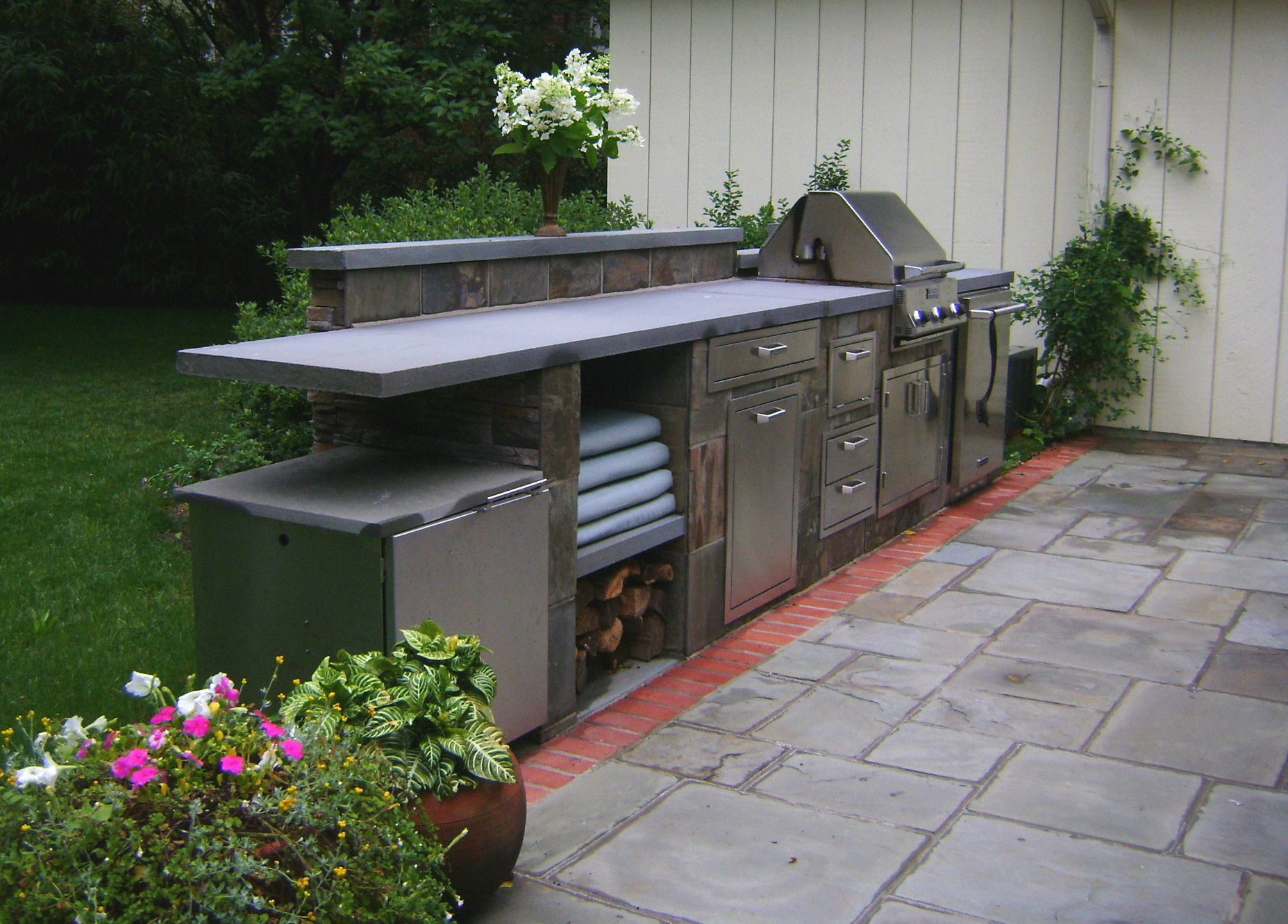 Outdoor Kitchen Kits
 Ways to Choose Prefabricated Outdoor Kitchen Kits