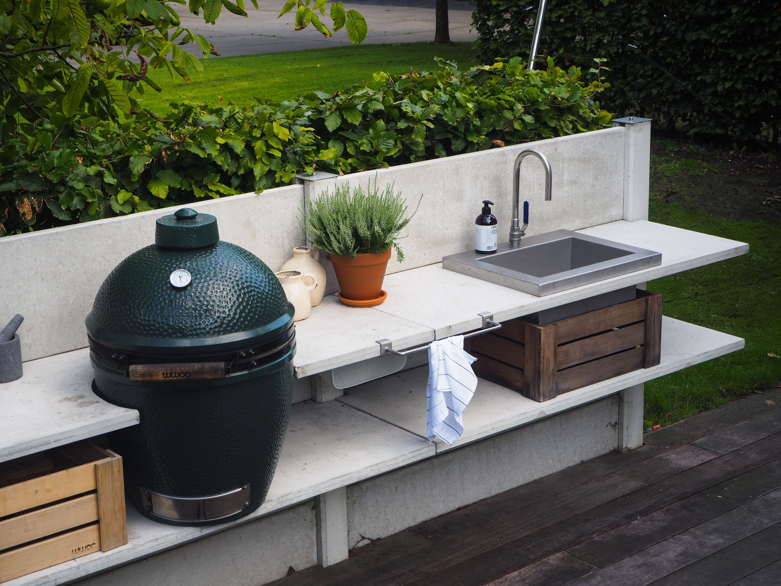 Outdoor Kitchen With Green Egg
 WWOO outdoor kitchen light grey with the Big Green Egg