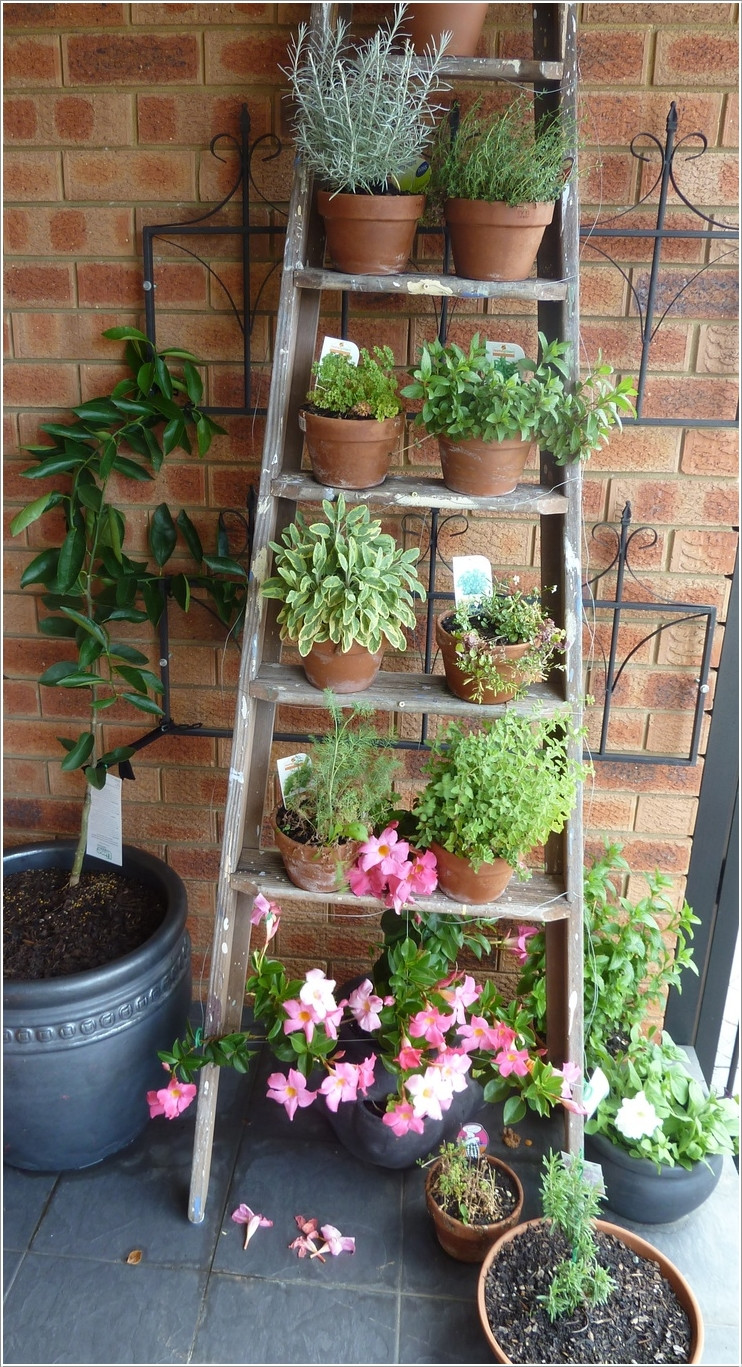 Outdoor Planter DIY
 10 Wonderful DIY Outdoor Planter Shelf Ideas