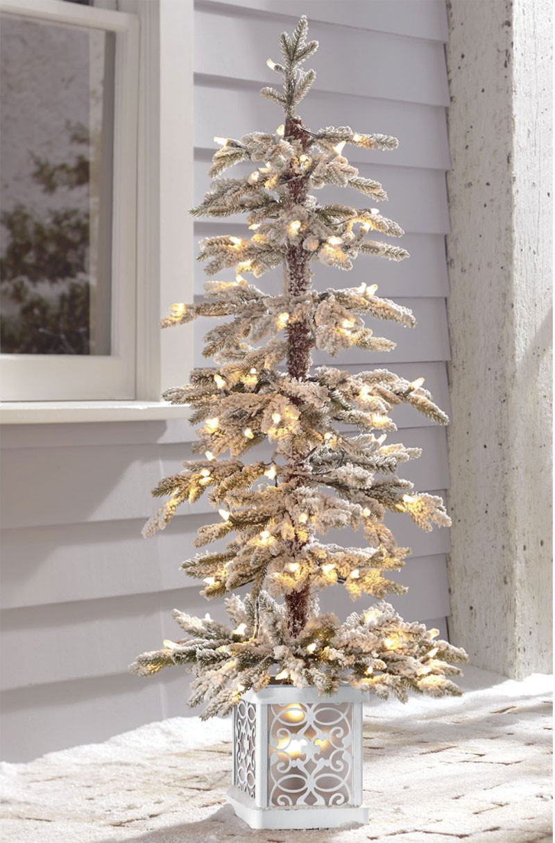 Outdoor Porch Christmas Tree
 Easy Christmas Outdoor Decorating Ideas