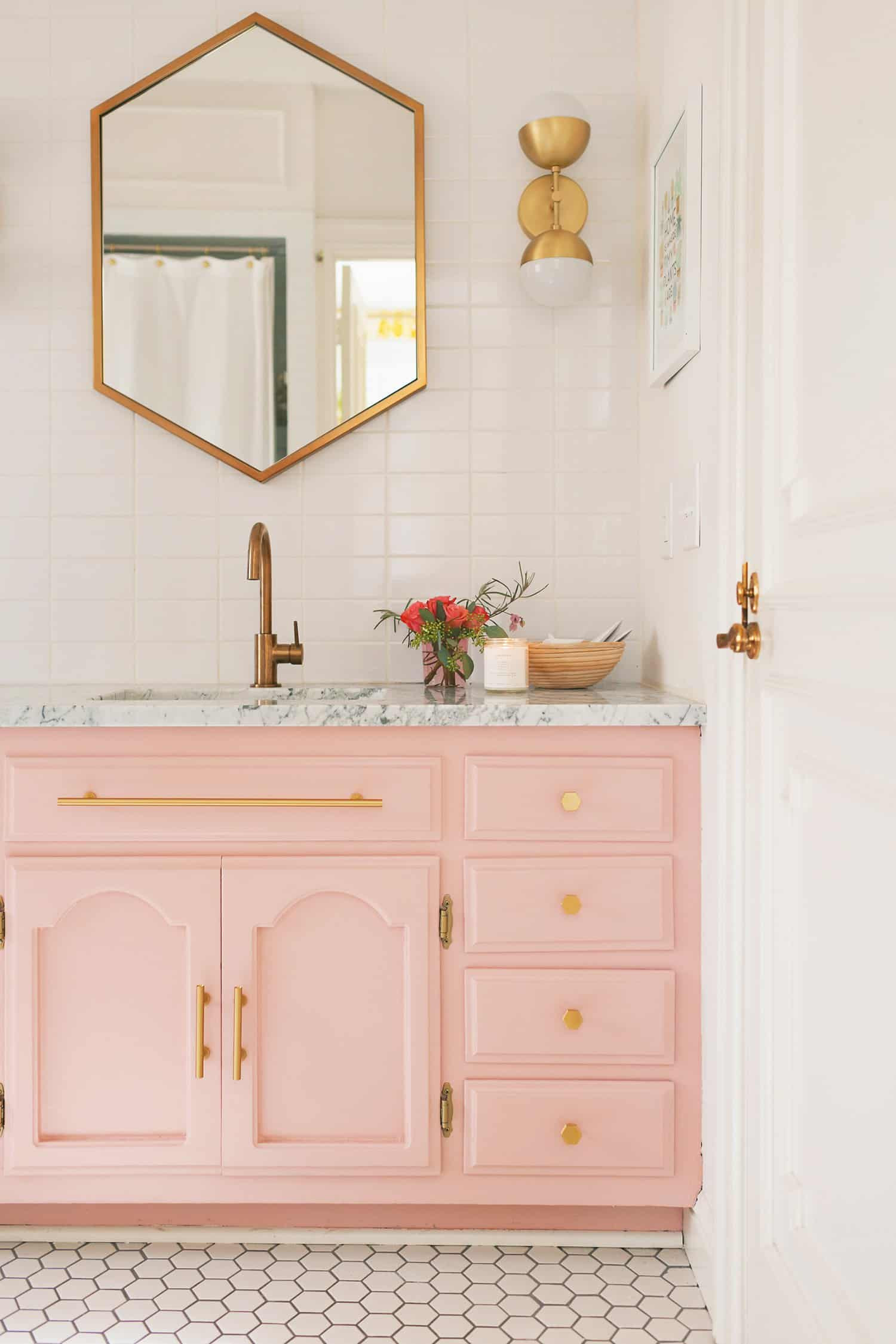 Pink And Gold Bathroom Decor
 13 Gold Bathroom Mirror Ideas For Your New Bathroom Remodel
