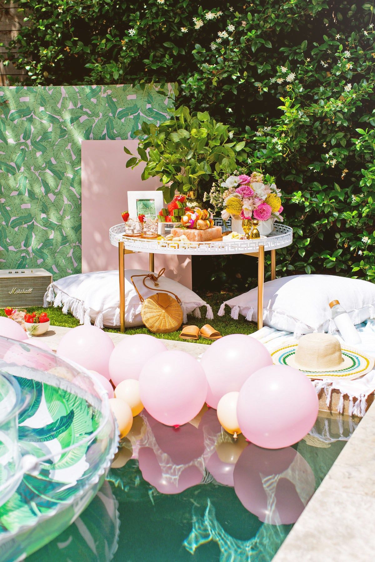 Poolside Party Decoration Ideas
 Luxe Poolside Entertaining