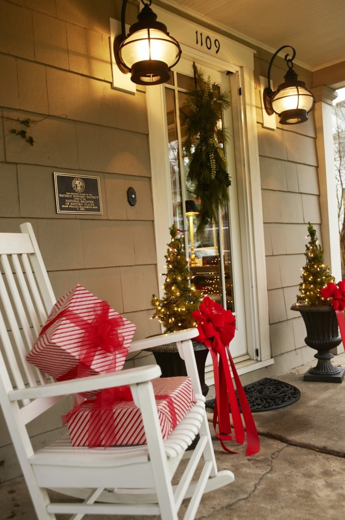 Porch Christmas Decorating
 40 Christmas Porch Decorations Ideas You Will Fall In Love