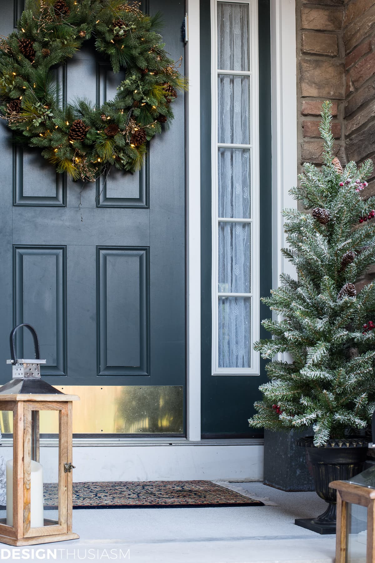 Porch Christmas Decorating
 Easy Outdoor Christmas Decorating Ideas for a Tiny Front Porch