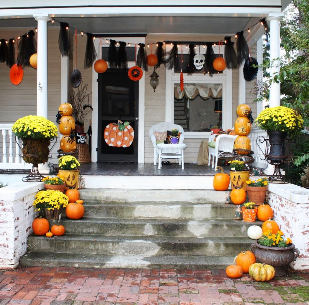 Porch Halloween Decor
 Cute Halloween Front Porch Decorations to Greet Your Guests