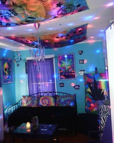 Psychedelic Bedroom Decor
 Trippy psychedelic room Not mine but it s super awesome