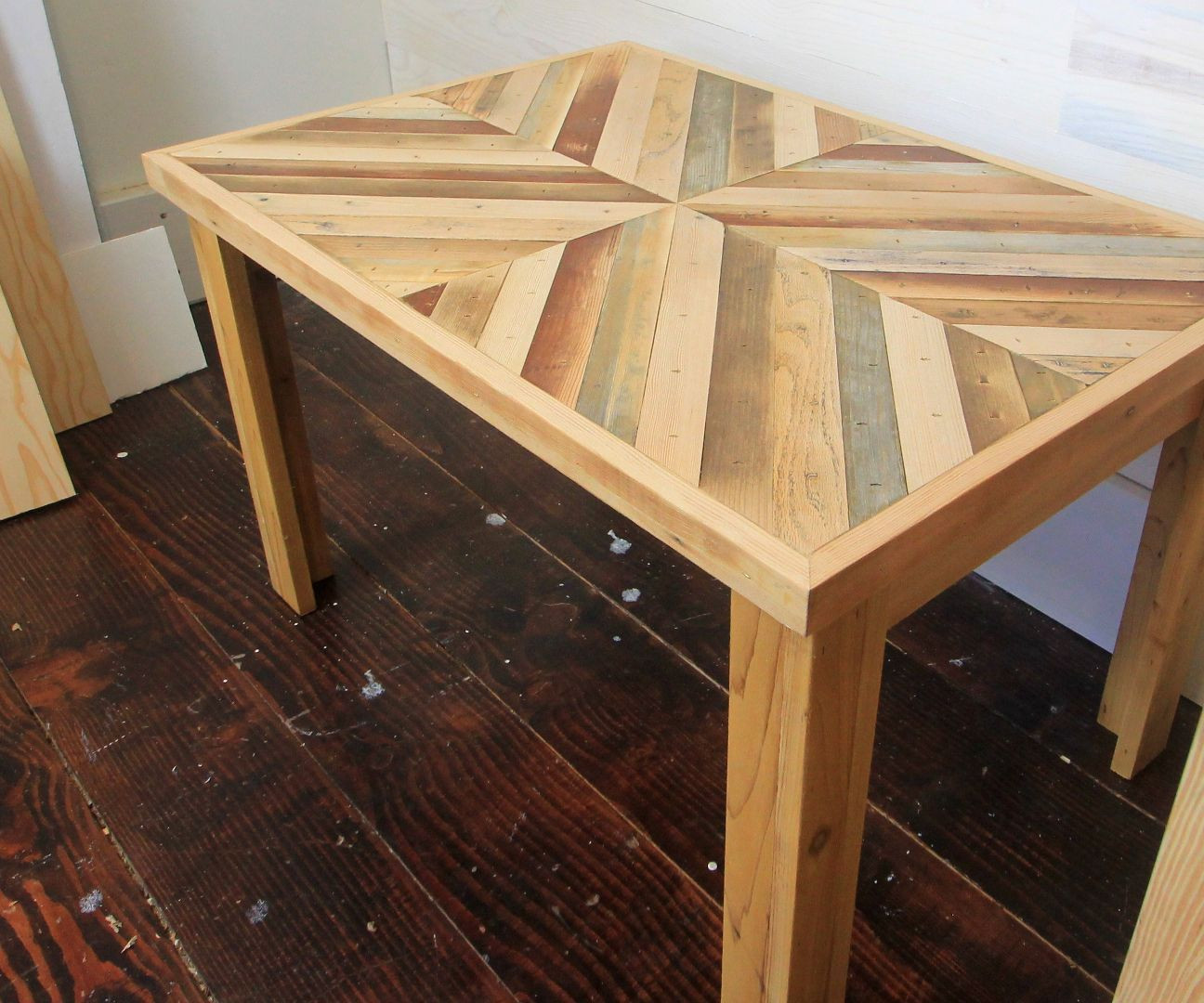 Reclaimed Wood Table DIY
 DIY Rustic Style Coffee Table with Reclaimed Wood