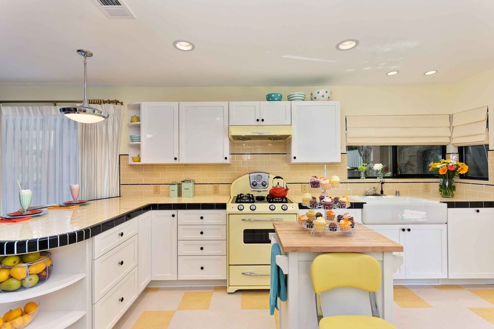 Retro Kitchen Countertops
 18 Tile Kitchen Countertops That are Surprisingly Fresh