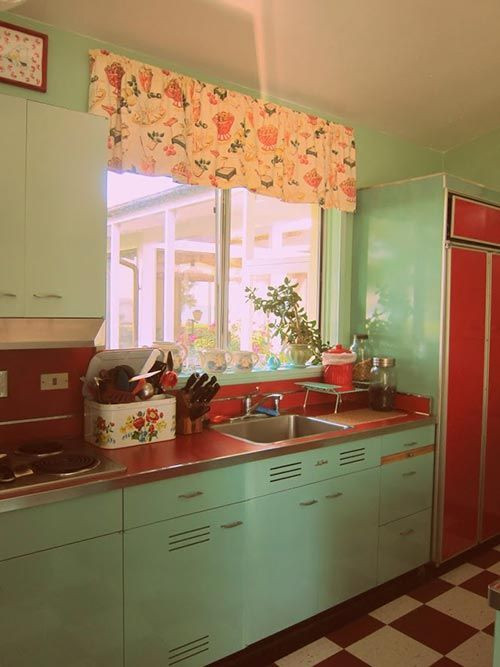 Retro Kitchen Countertops
 27 Daring Red And Green Interior Décor Ideas DigsDigs