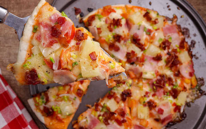 Round Table Pizza Sauce Recipe
 Maui Zaui Pizza With Polynesian Sauce Recipe Recipezazz