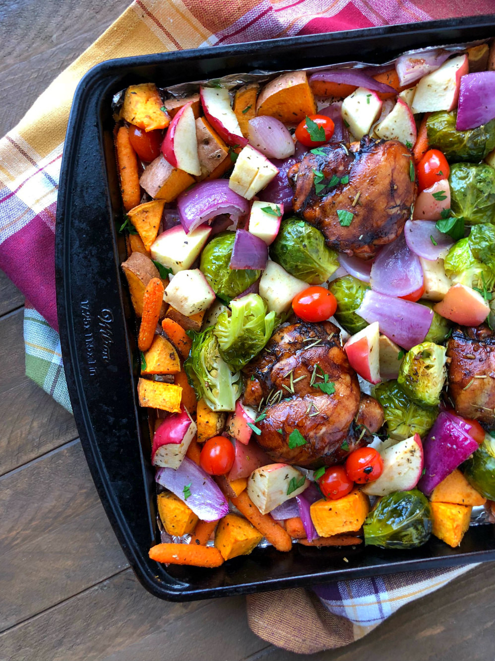 Sheet Pan Chicken Thighs And Vegetables
 Sheet Pan Chicken Thighs with Fall Ve ables & Apples