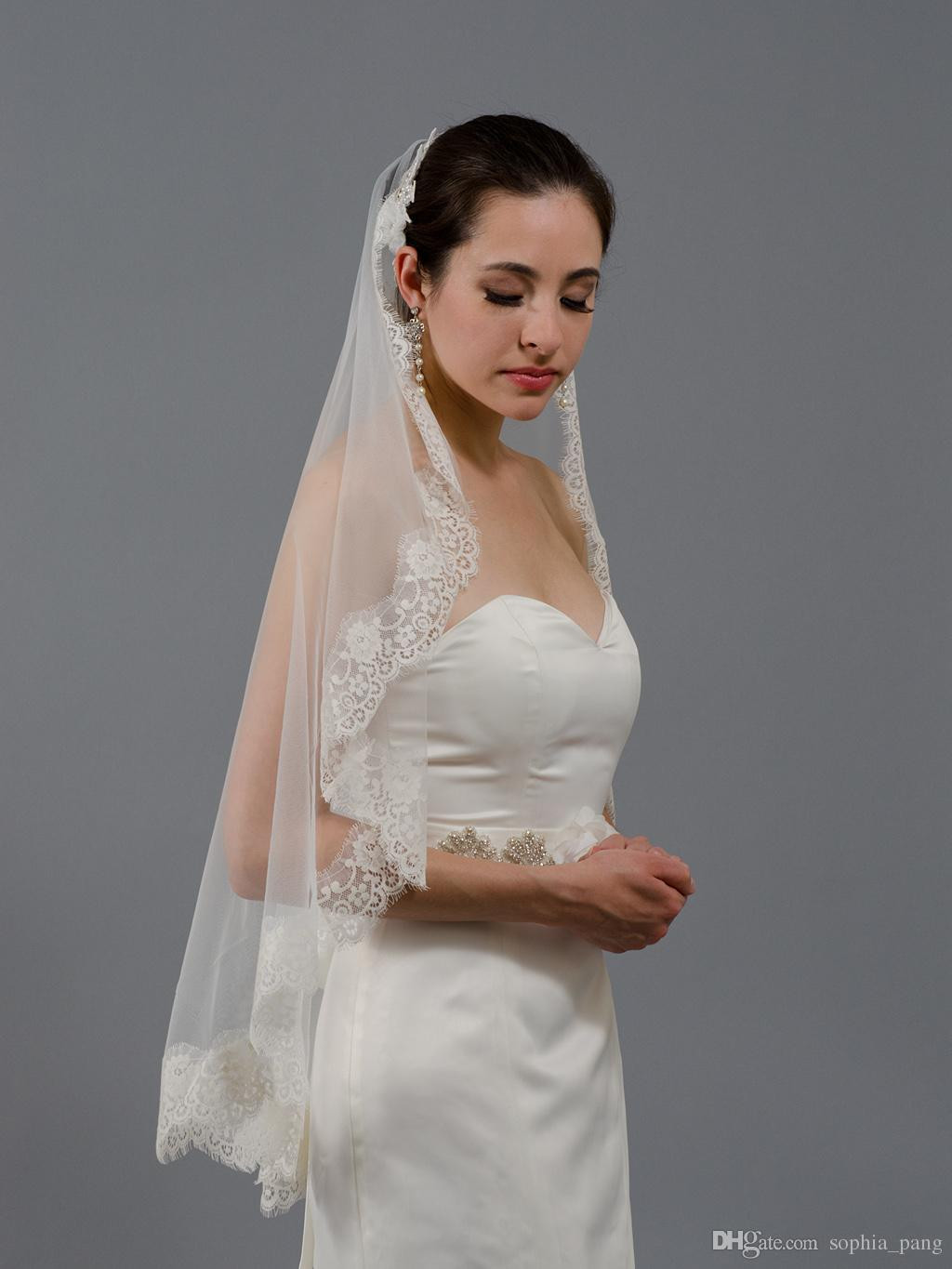 Short Ivory Wedding Veils Uk
 2019 High Quality Short Lace Edge Bridal Wedding Veils e