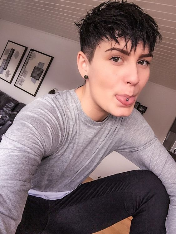 Short Queer Haircuts
 35 Androgynous Gay and Lesbian Haircuts with Modern Edge
