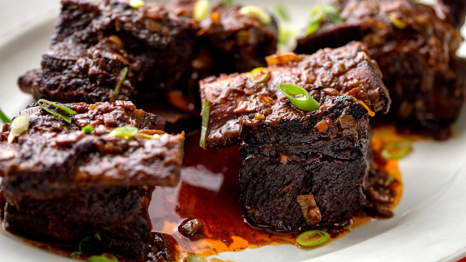 Short Ribs Of Beef
 Pressure Cooker Beef Short Ribs With Red Wine and Chile