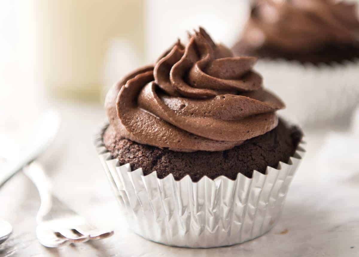 Simple Chocolate Cupcakes Recipes
 Best EASY Chocolate Cupcakes no stand mixer
