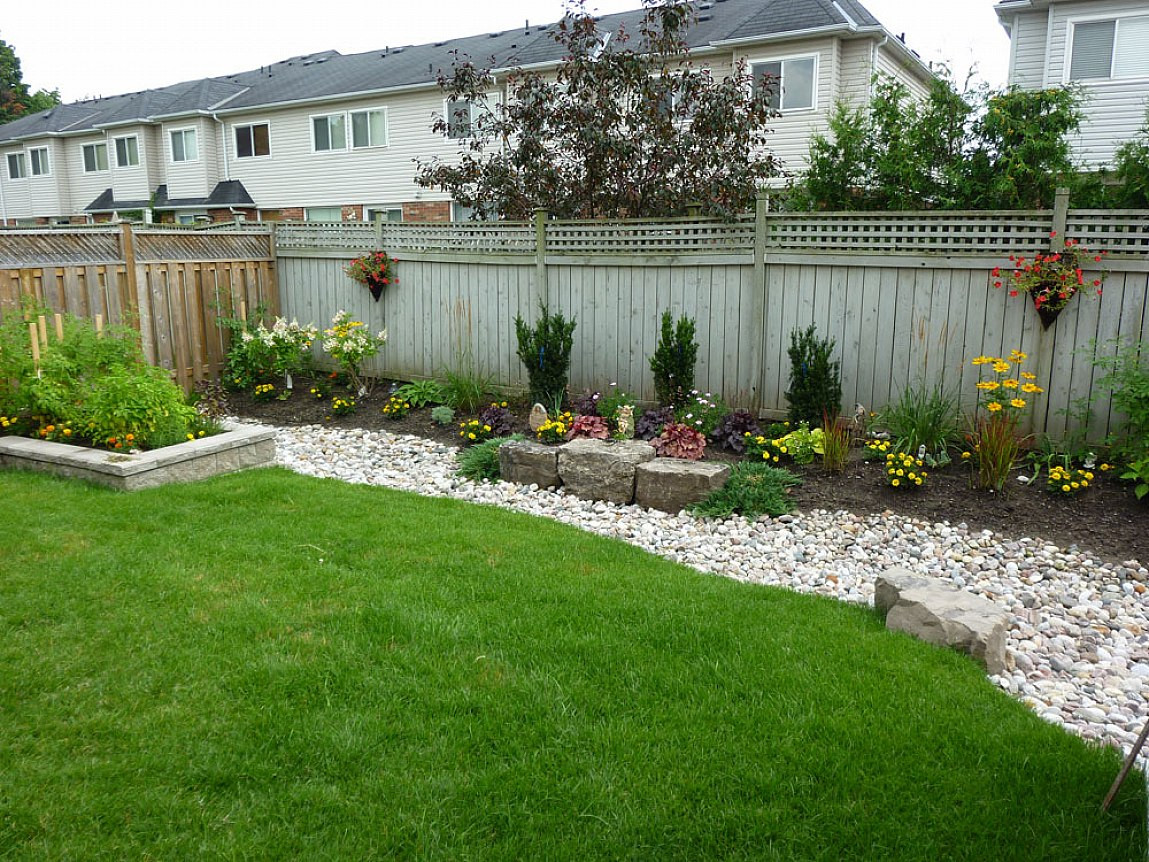 Small Backyard Fence
 Small Backyard Landscaping Concept to Add Cute Detail in