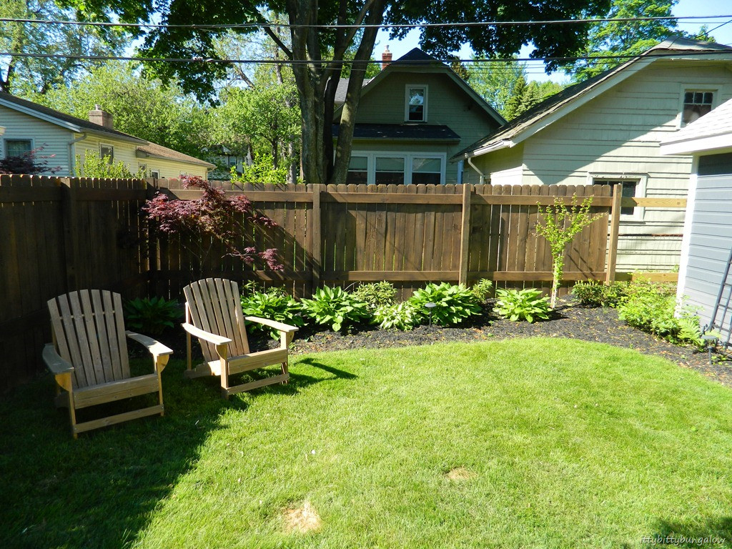 Small Backyard Fence
 Small L Shaped Backyard Ideas