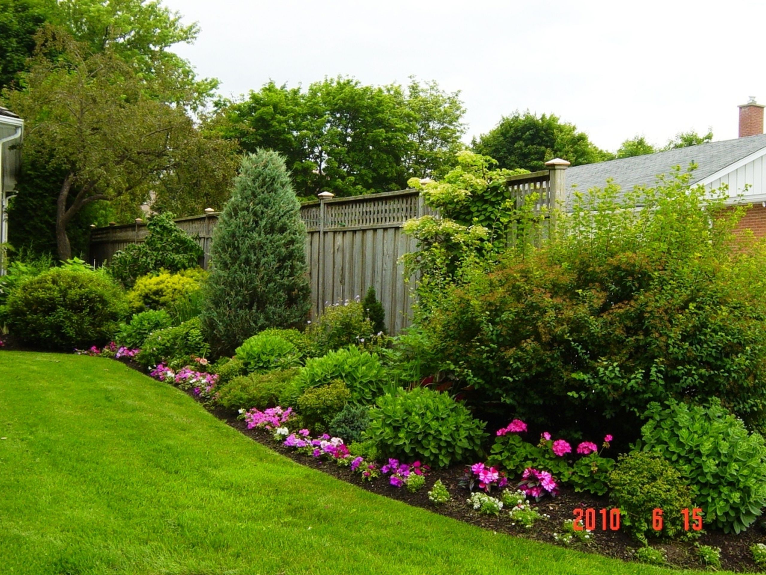 Small Backyard Fence
 Backyard Fencing Ideas – HomesFeed