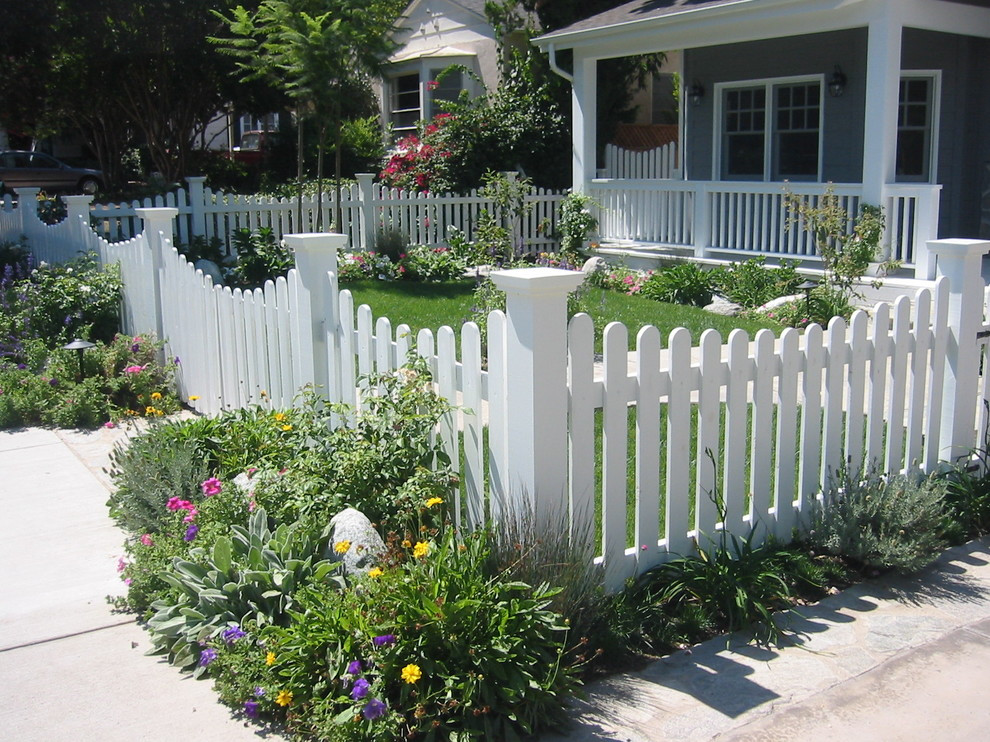 Small Backyard Fence
 Stunning Contemporary Small Picket Fence for Garden