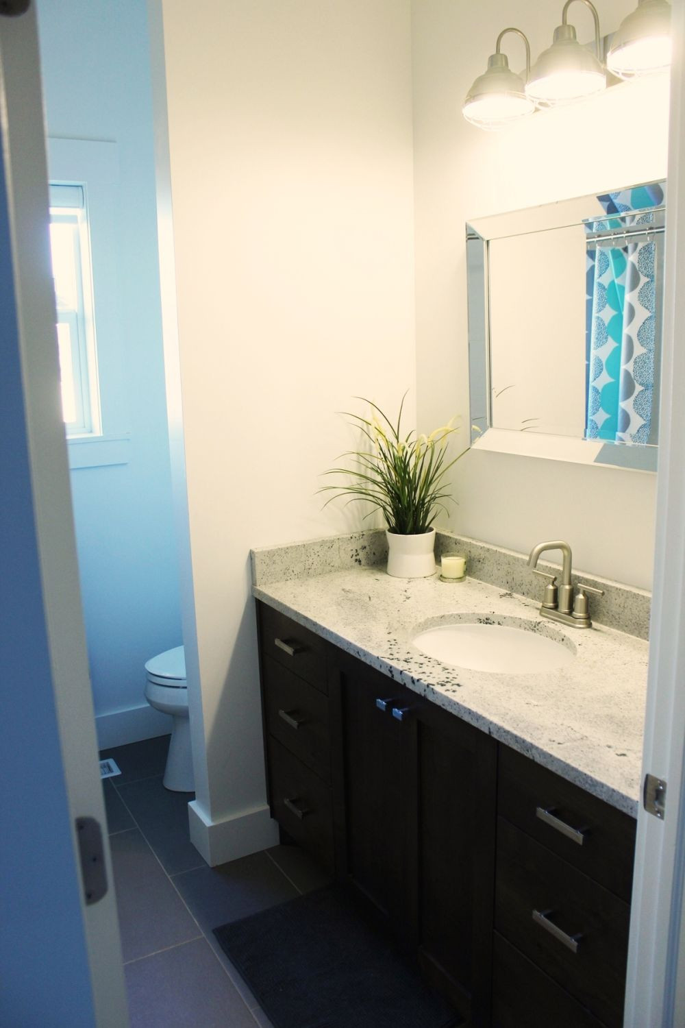 Small Bathroom Decorating
 How to Decorate a Bathroom Without Clutter