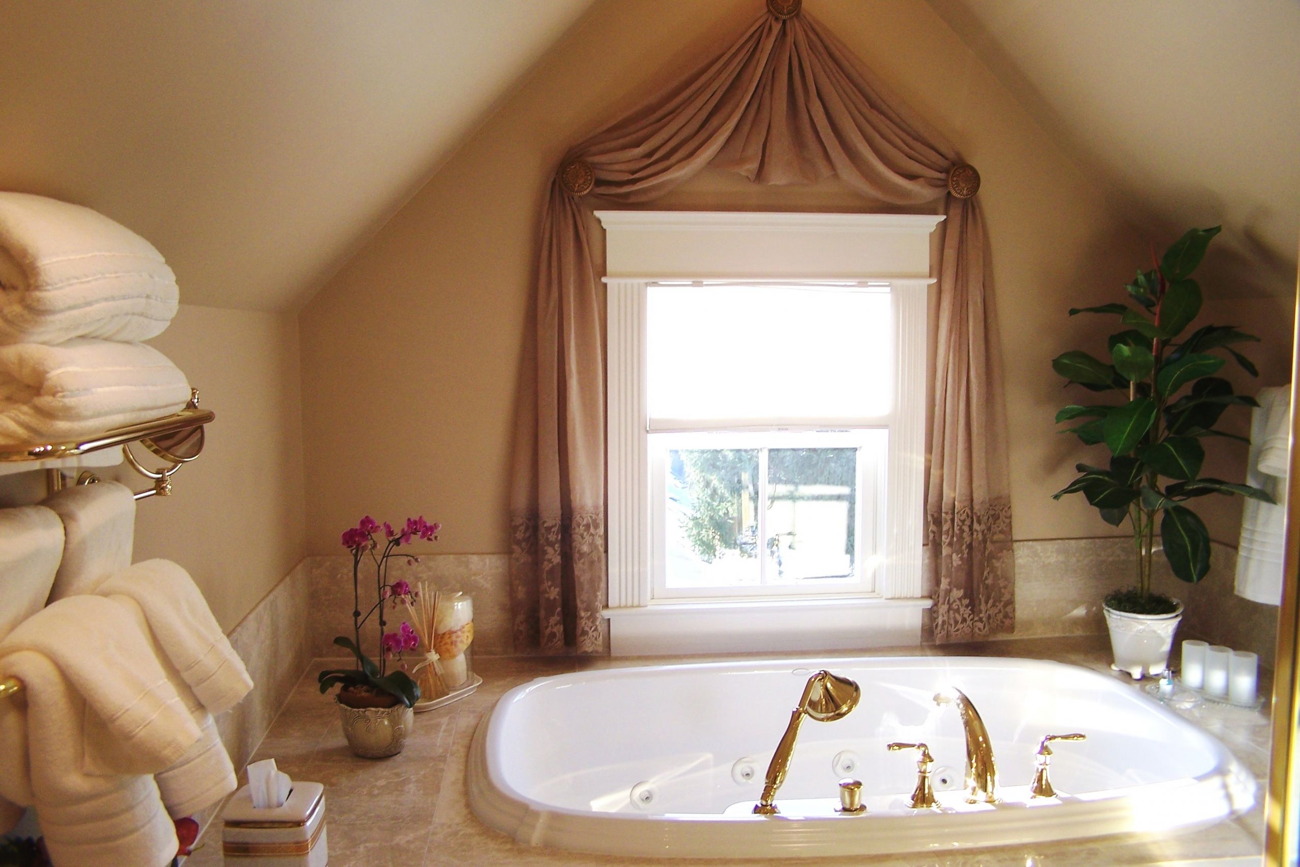 Small Bathroom Window Ideas
 Window Treatments for Small Windows Decorating Ideas