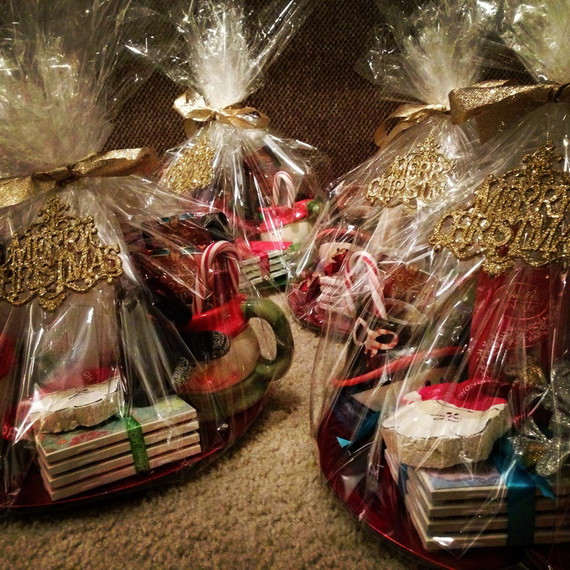 Small Holiday Gift Basket Ideas
 Traditional Christmas Gift Basket Idea family holiday