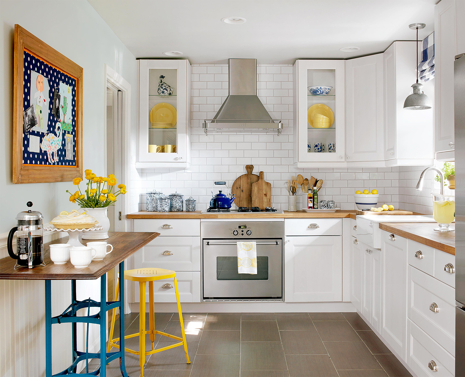 Small Kitchen Colours Ideas
 Make a Small Kitchen Look r