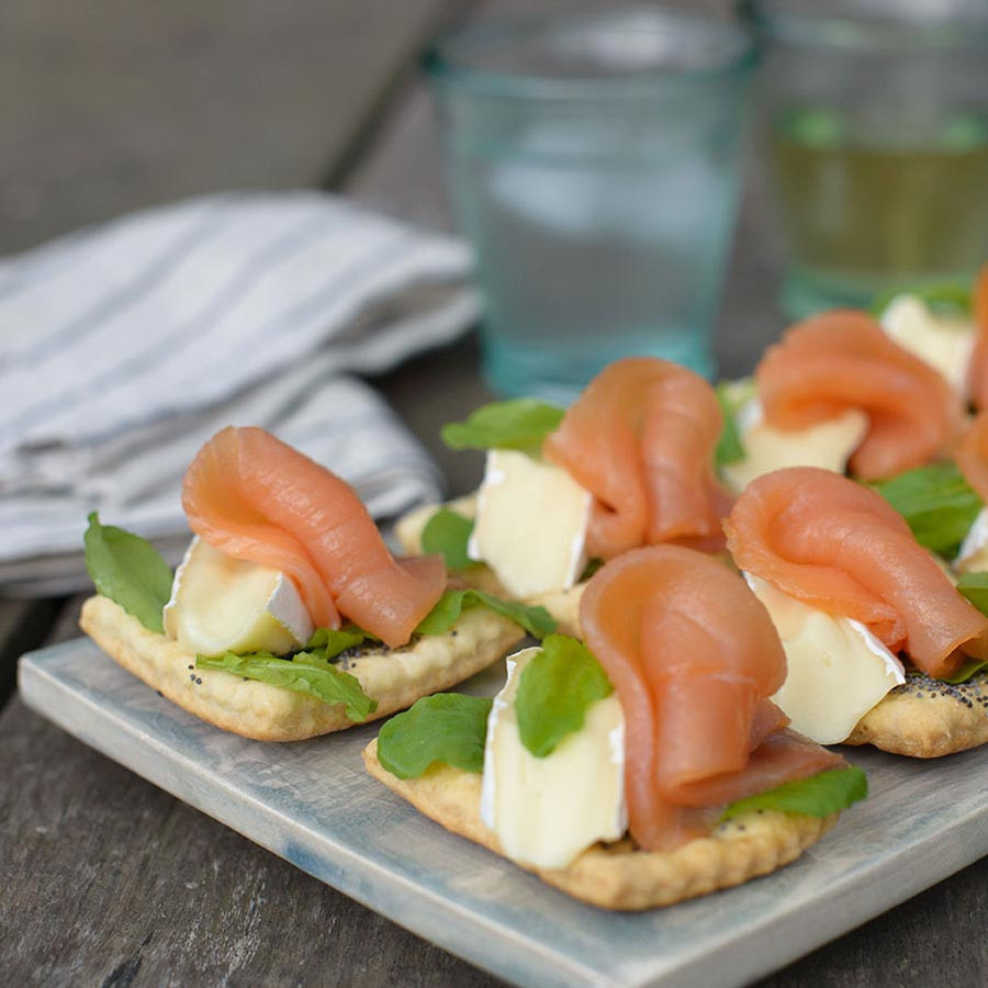 Smoked Salmon And Crackers Appetizer
 Smoked Salmon And Brie Poppy Seed Crackers Appetizer