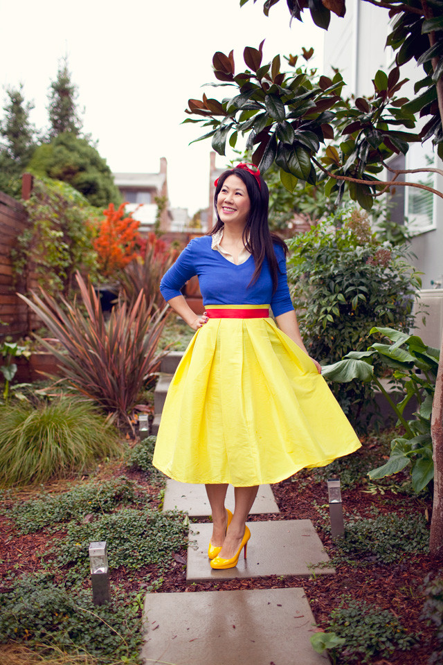 Snow White Costumes DIY
 DIY Snow White Costume using thrifted and or clothes in