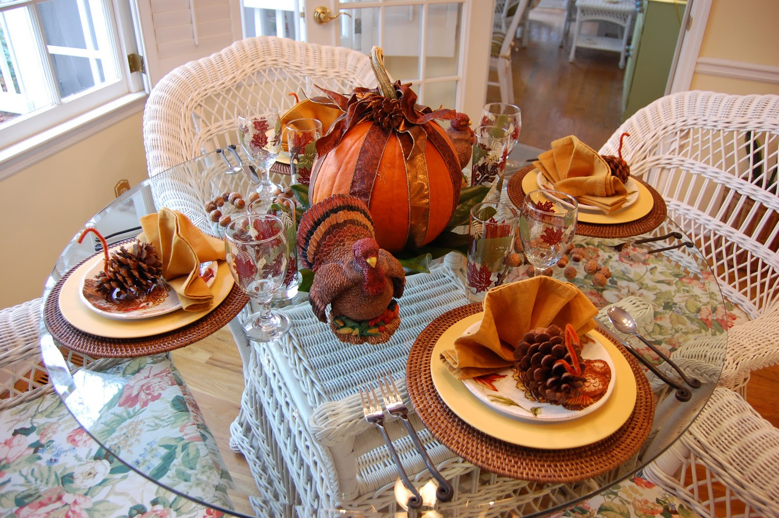 Thanksgiving Kids Table
 Thanksgiving Tablescape for the Kids
