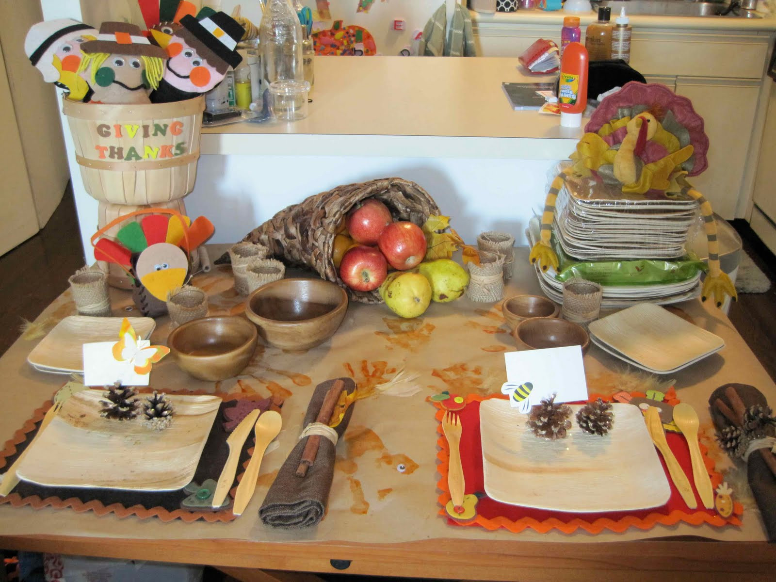 Thanksgiving Kids Table
 Celebrate Everyday KIDS TABLE THANKSGIVING IDEAS