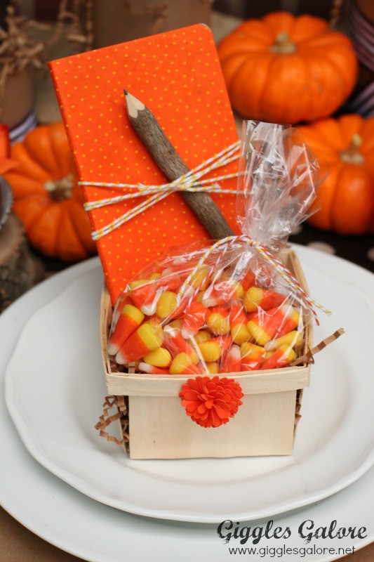 Thanksgiving Table Favors
 Whoo’s Thankful Kids Thanksgiving Table Setting