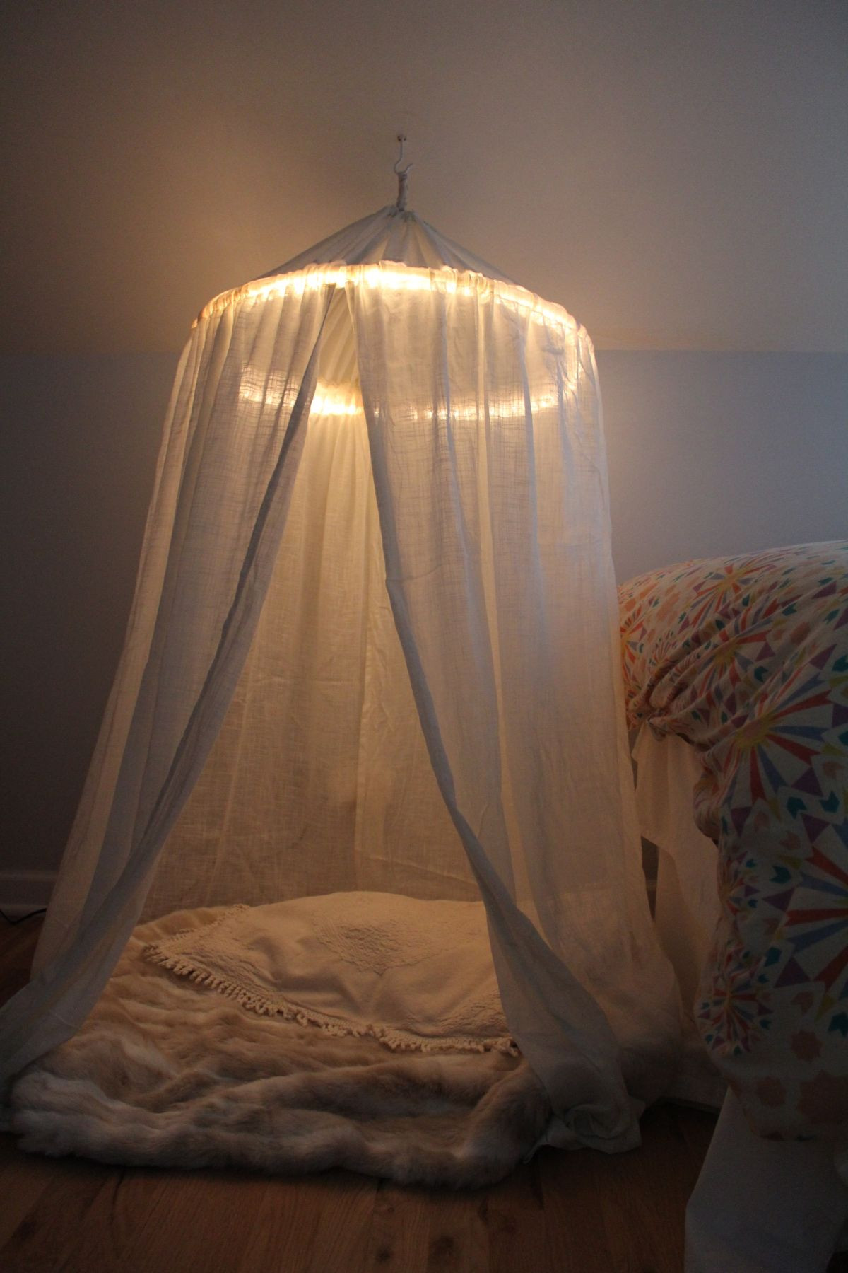 Toddler Bed Tent DIY
 DIY Canopy Beds Bring Magic To Your Home