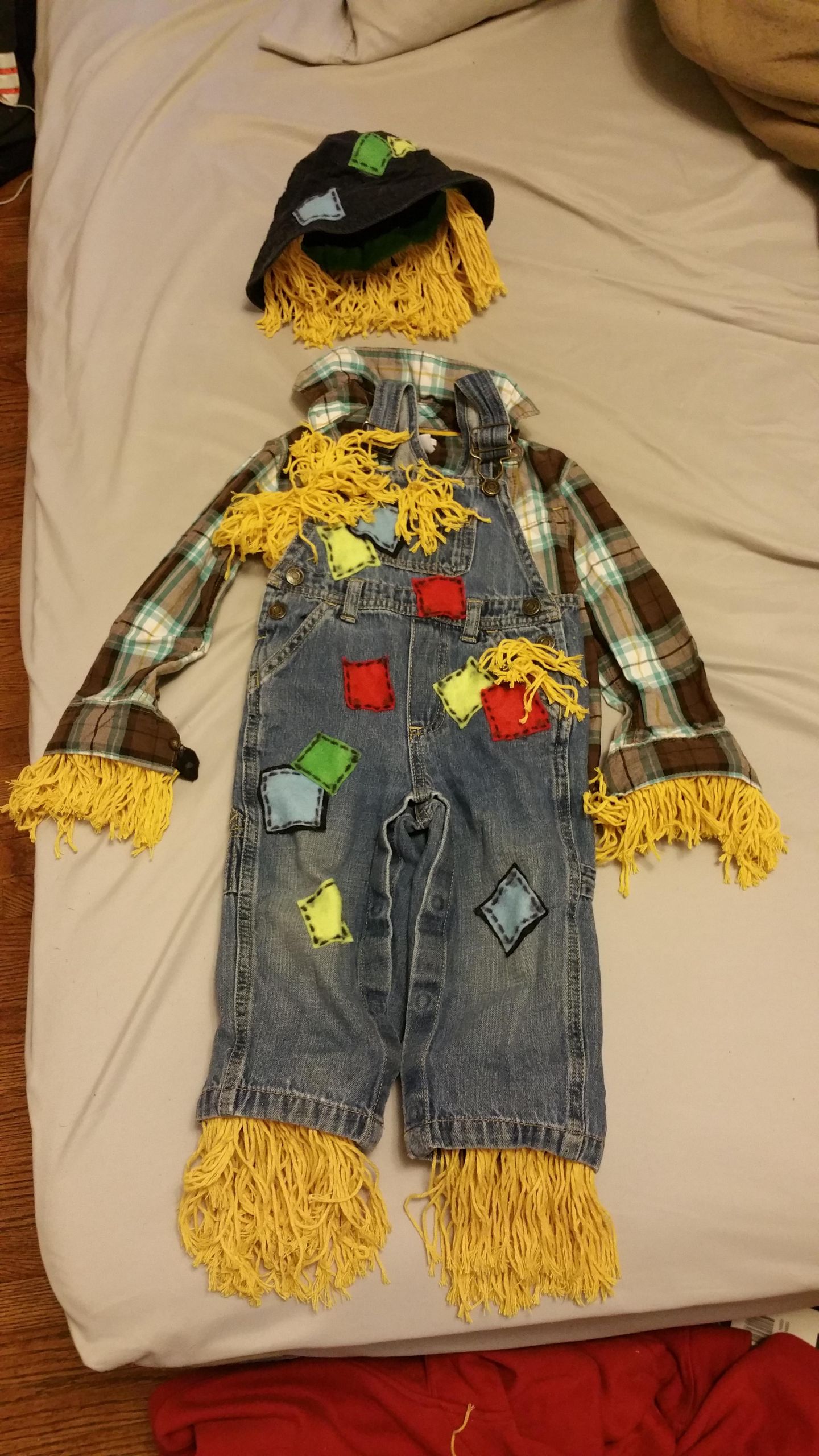 Toddler Scarecrow Costume DIY
 DIY Toddler Scarecrow Costume halloween