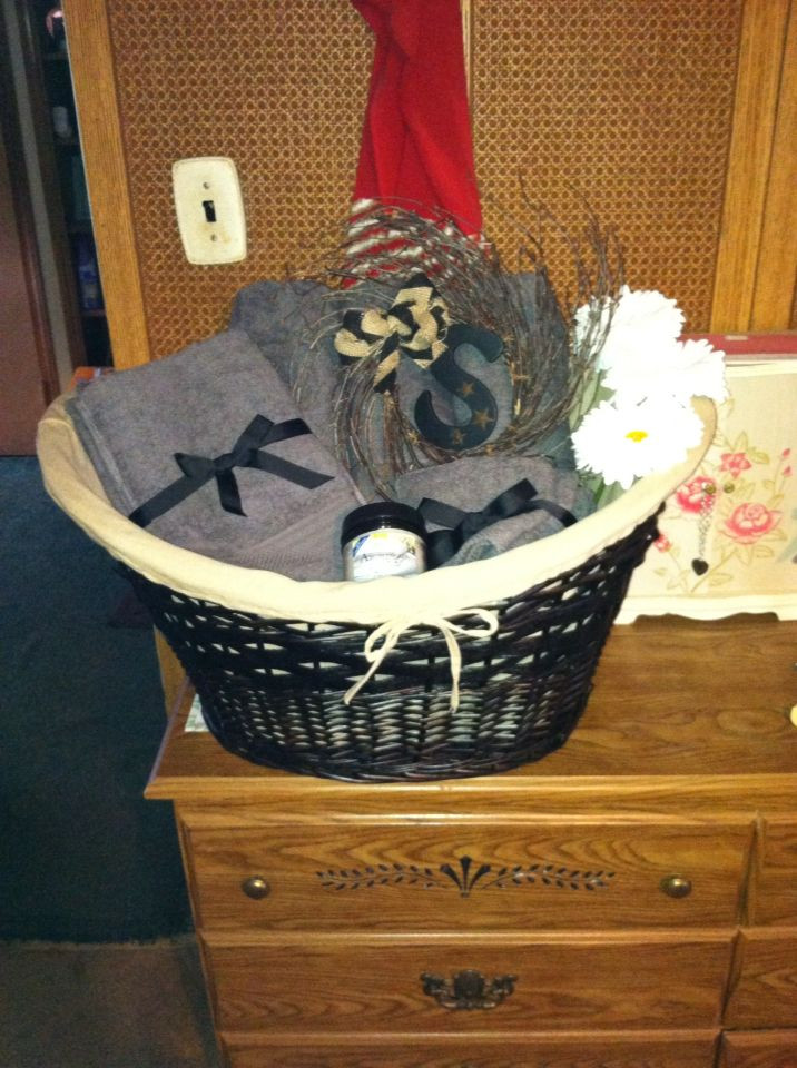 Towel Gift Basket Ideas
 Bridal shower t rge wicker basket 3 folded bath
