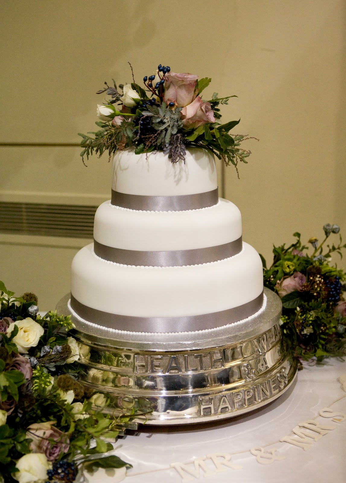 Vintage Wedding Cake Stand
 Hesta & The Pugs Vintage Wedding Cake Stand
