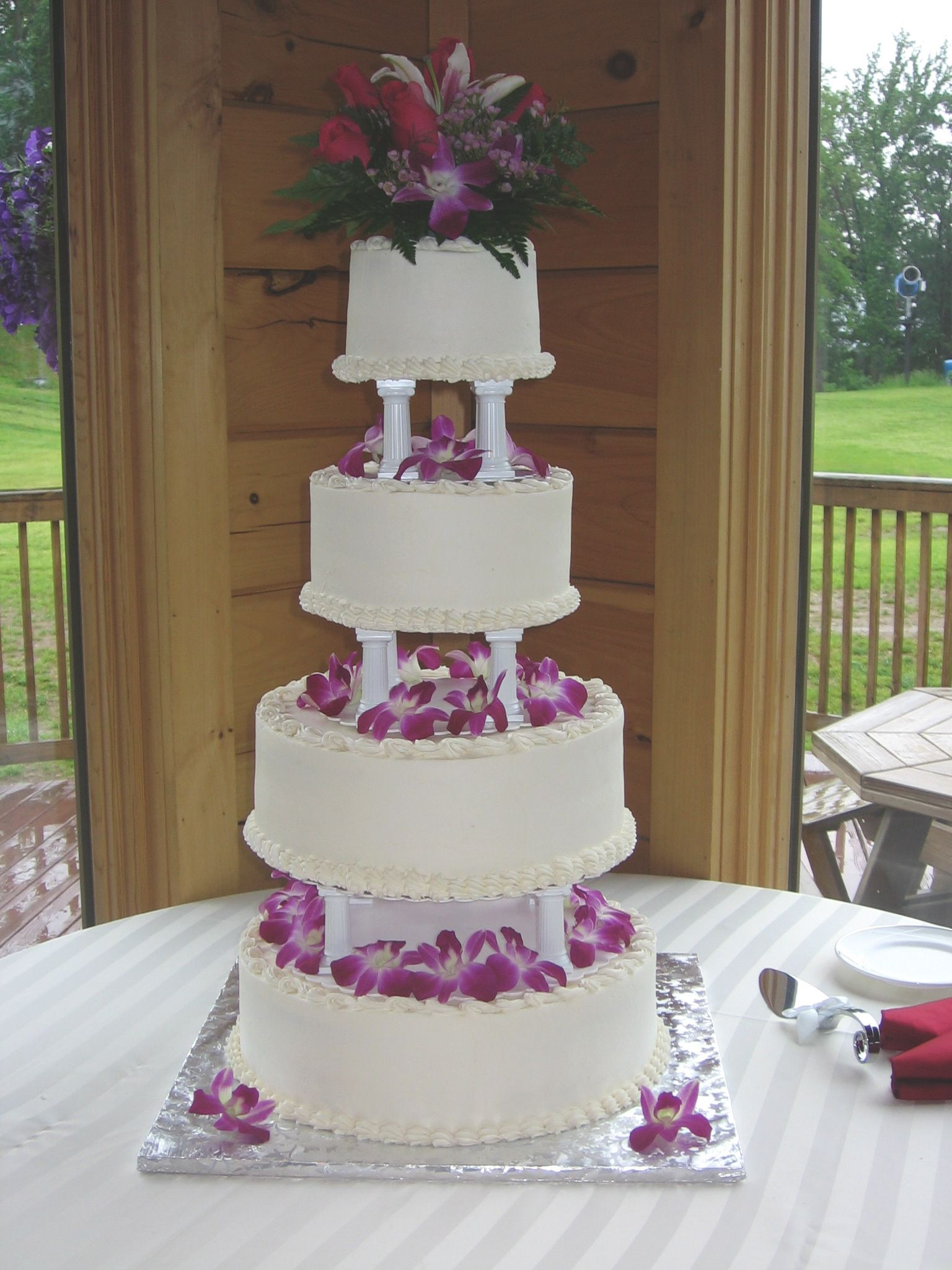 Wedding Cake Pillars
 4 Tier Round Buttercream Wedding Cake with Pillars