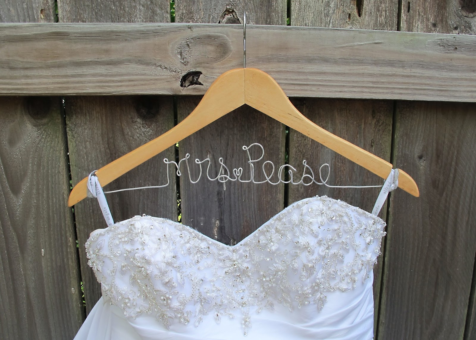 Wedding Hangers DIY
 So Many Sweets DIY Wedding Name Hanger