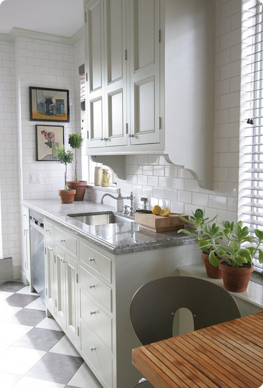 White Kitchen Subway Tiles
 White Kitchens & Subway Tile