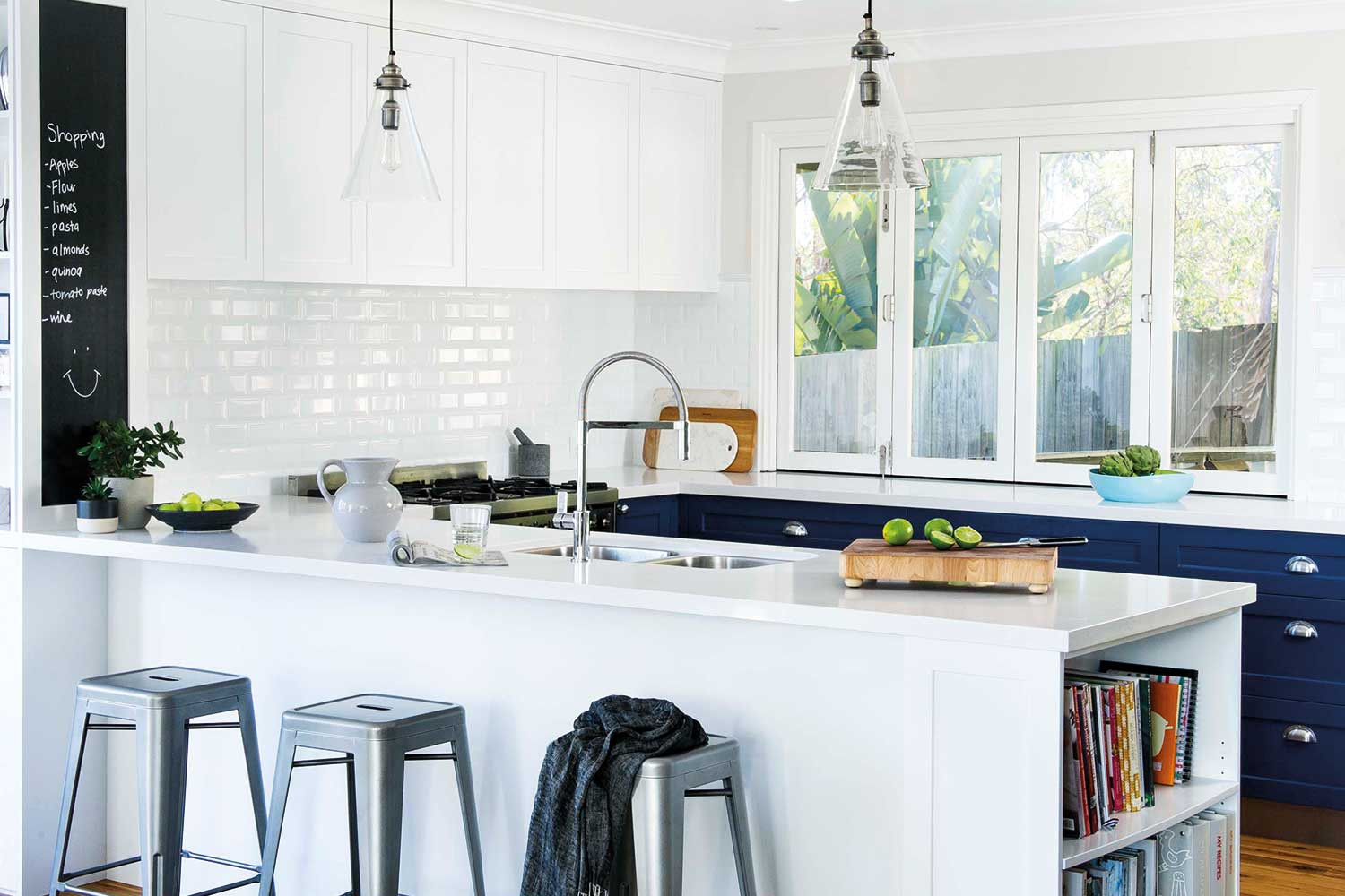 White Tile Kitchen
 5 kitchens that use white subway tiles