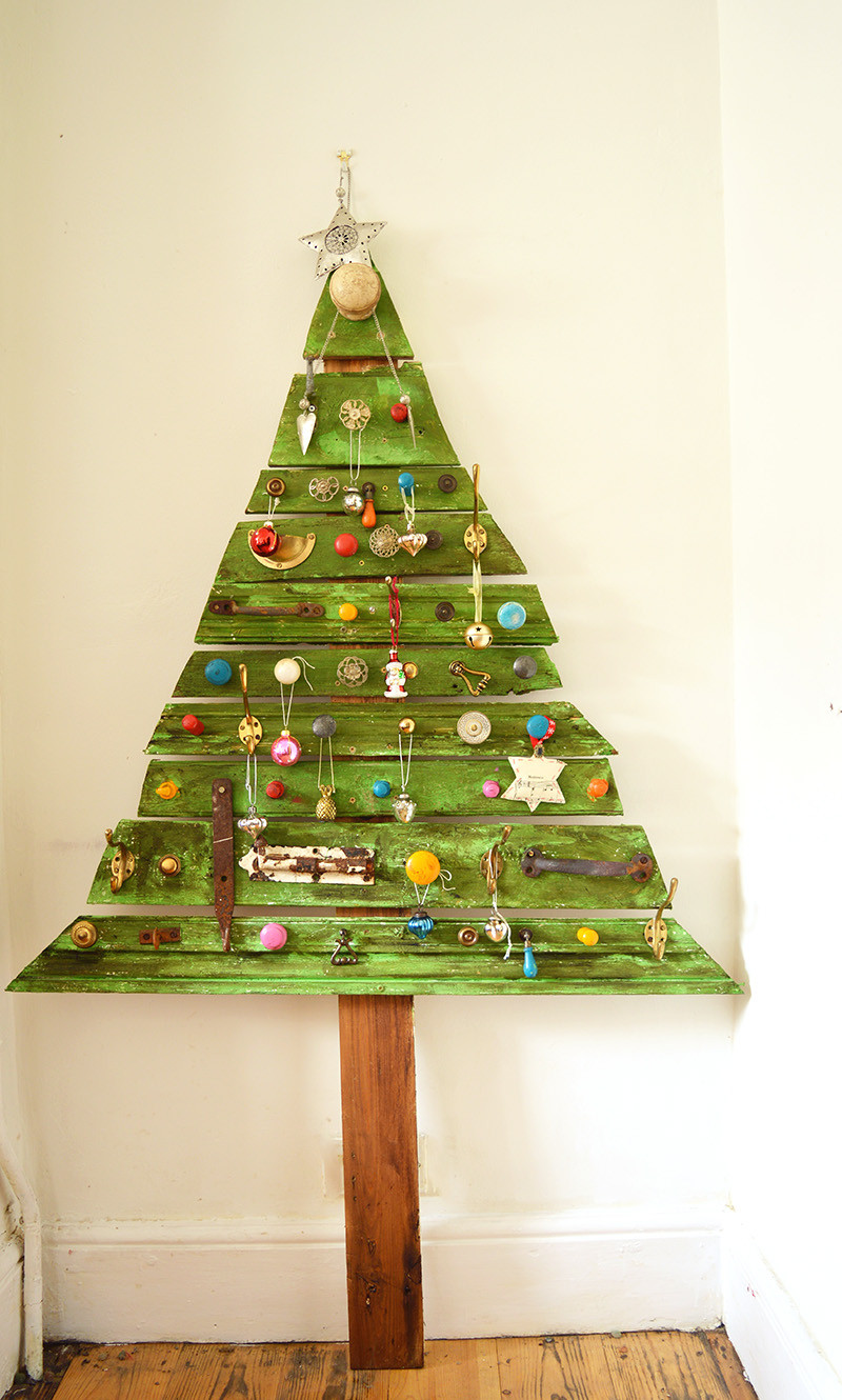 Wood Christmas Tree DIY
 Unique DIY Wooden Christmas Tree With Knobs Pillar