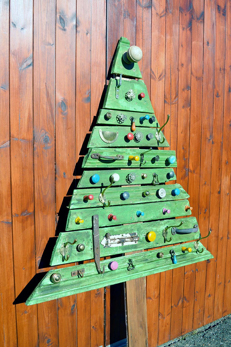 Wood Christmas Tree DIY
 Unique DIY Wooden Christmas Tree With Knobs Pillar