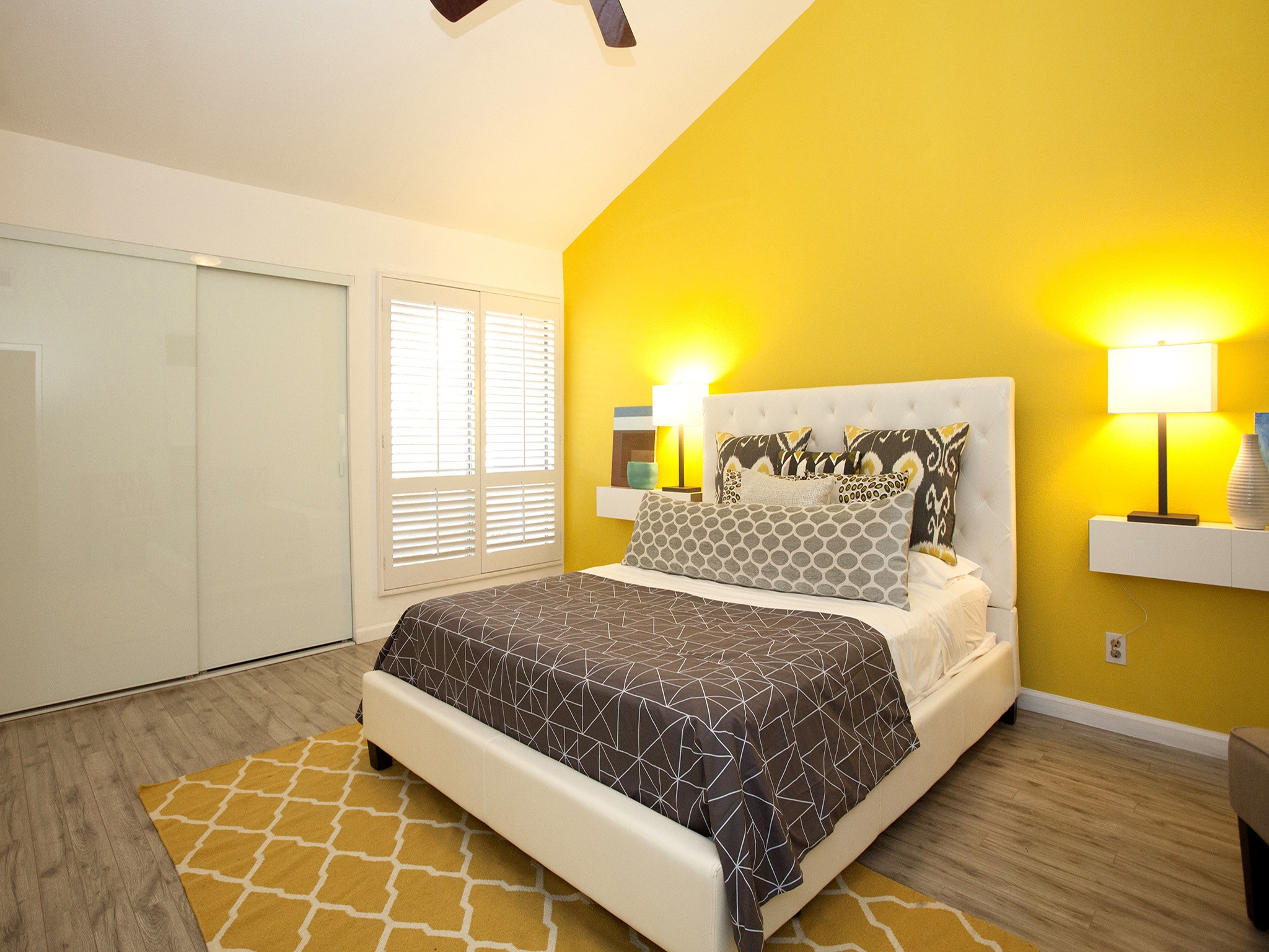 Yellow Walls Bedroom
 Modern Bedroom Decor In fortable Nuance