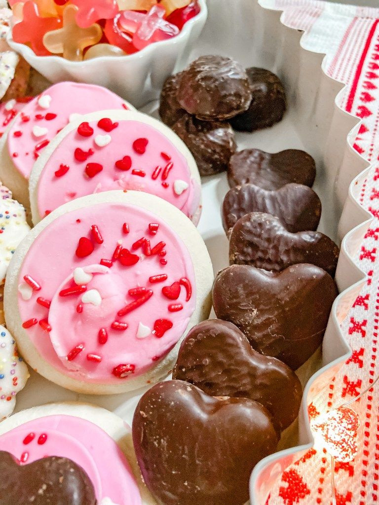 Valentine Desserts For A Crowd
 10 Minute Valentine’s Sweetheart Charcuterie Board