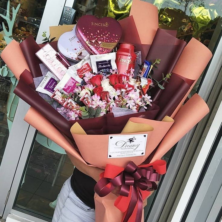 Valentine'S Day Gift Ideas For Girlfriend
 Romantic ts valentines day sweets and flowers for girl